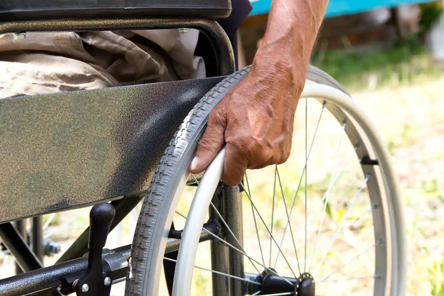 75 años y un 38% de discapacidad