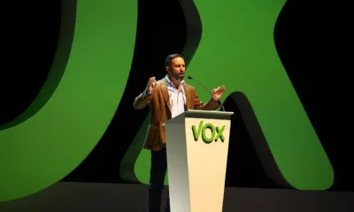 Abascal con atril y logo Vox