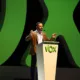 Abascal con atril y logo Vox