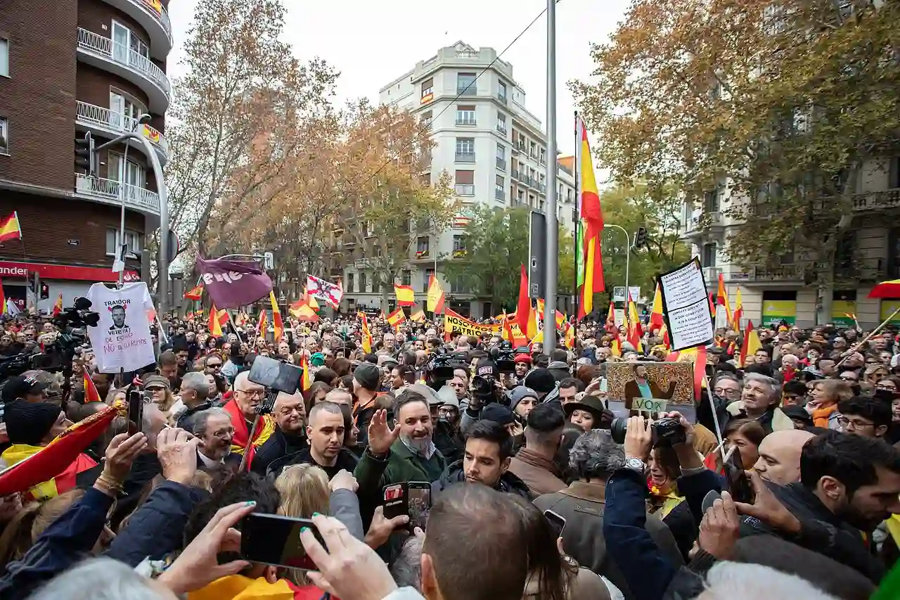Abascal con seguidores de Vox