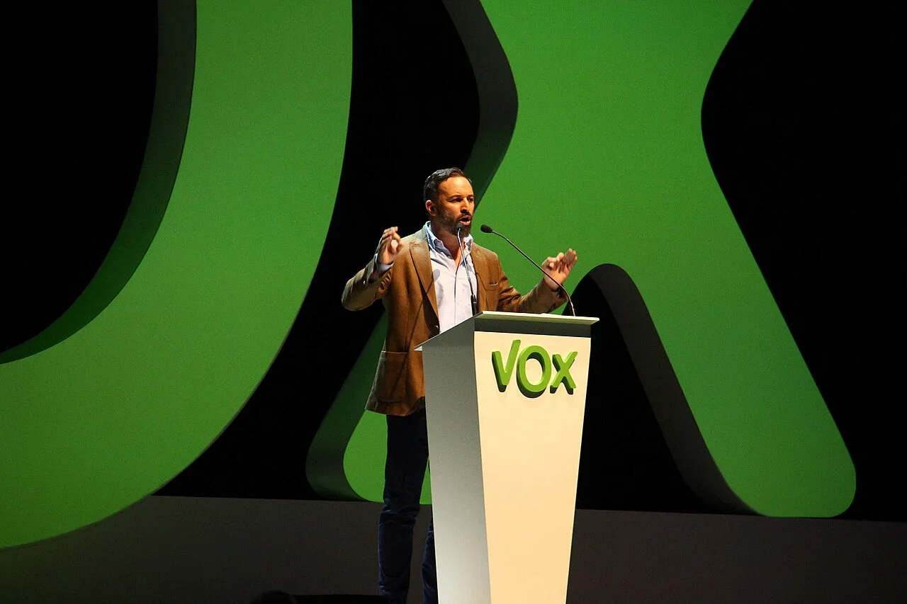 Abascal mientras habla en un comicio