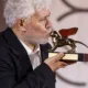 Almodóvar besando el leon de oro