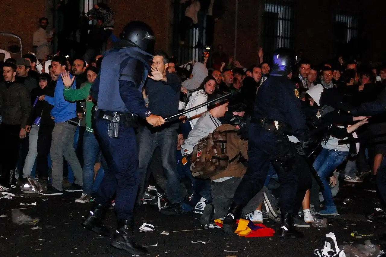 Antidisturbios contra manifestantes en Madrid