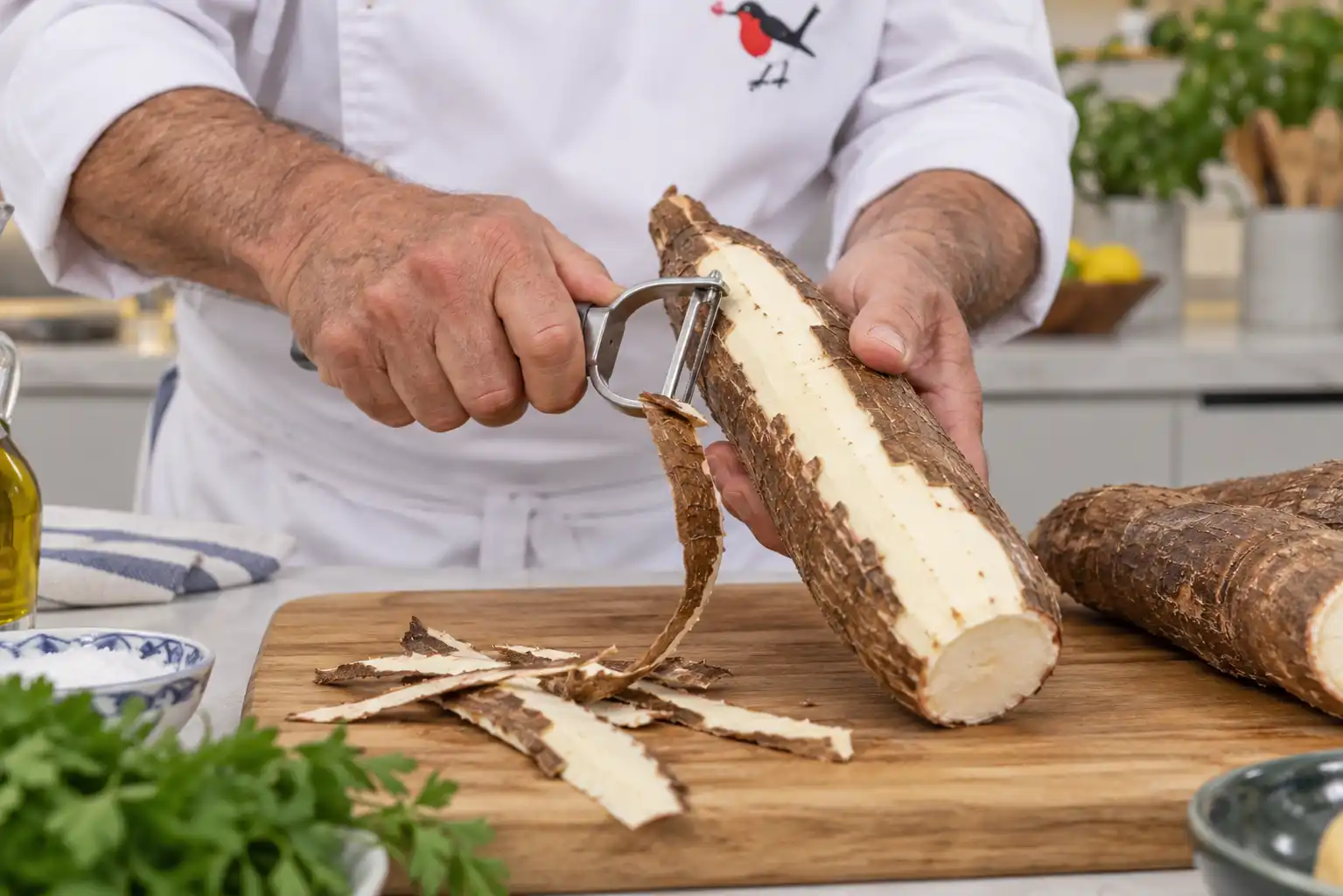 Arguiñano pela una yuca con pelador