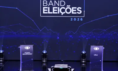 Atriles TV debate Lula y Flávio Bolsonaro
