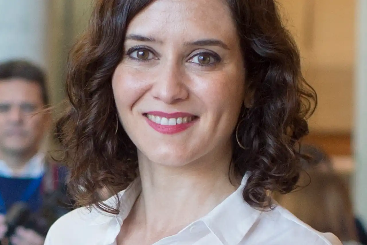 Ayuso sonrie en 2025