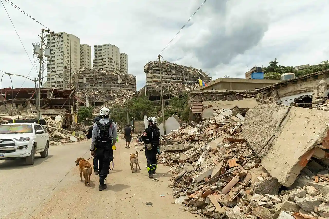 Bomberos y socorristas en Venezuela