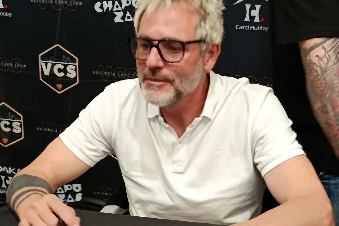 Cañizares en una mesa firma autografos