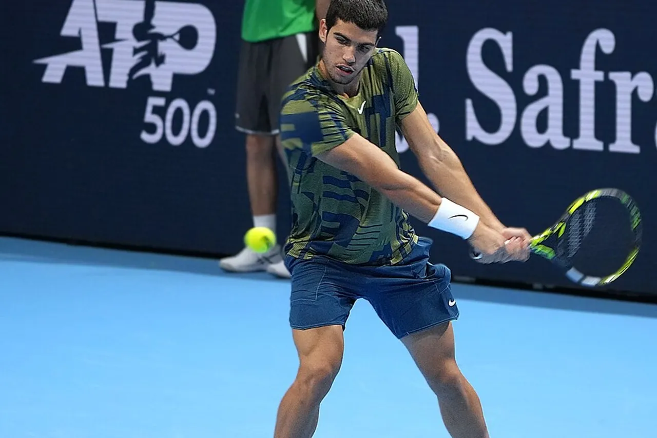 Carlos Alcaraz dando un reves