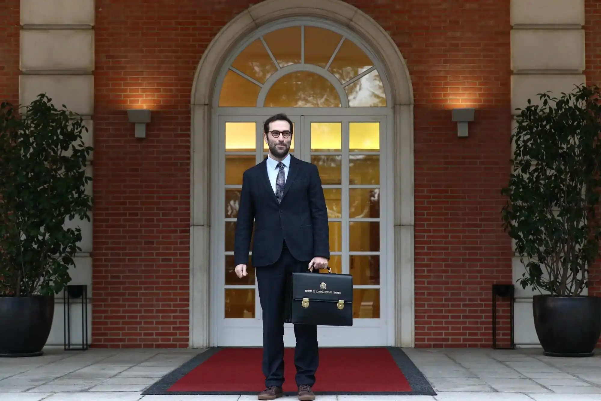 Carlos Cuerpo maletin moncloa