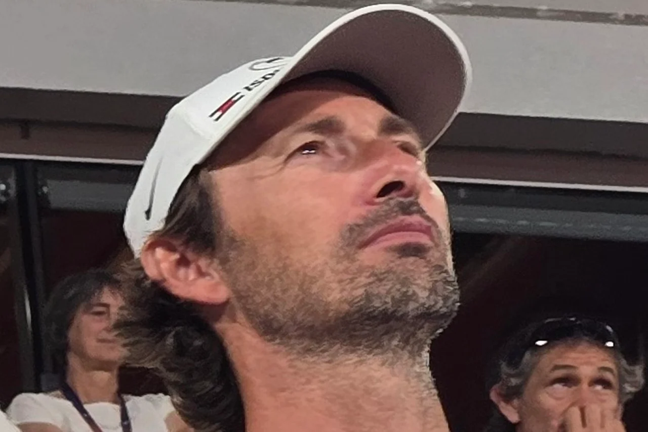Carlos Ferrer con gorra blanca