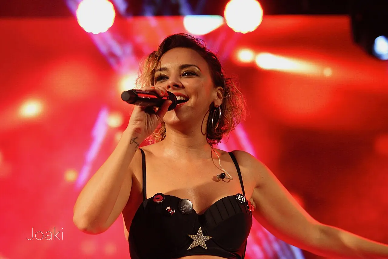 Cheona canta con micro