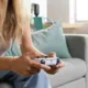 Chica en salon juega con su PS5