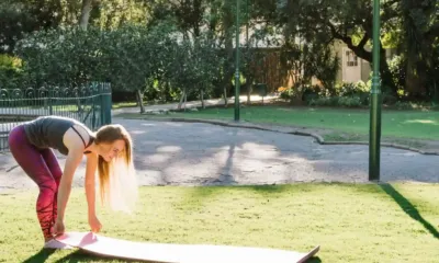 Chica prepara a hacer ejercicio sin equipo