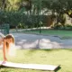 Chica prepara a hacer ejercicio sin equipo