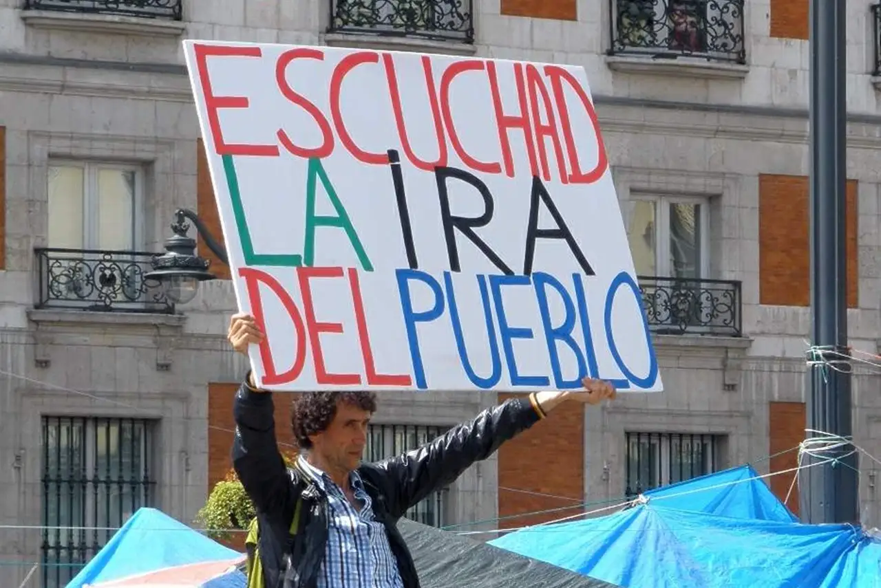 Chico con pancarta en SOL