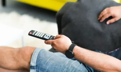 Chico enciende la TV