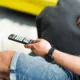 Chico enciende la TV