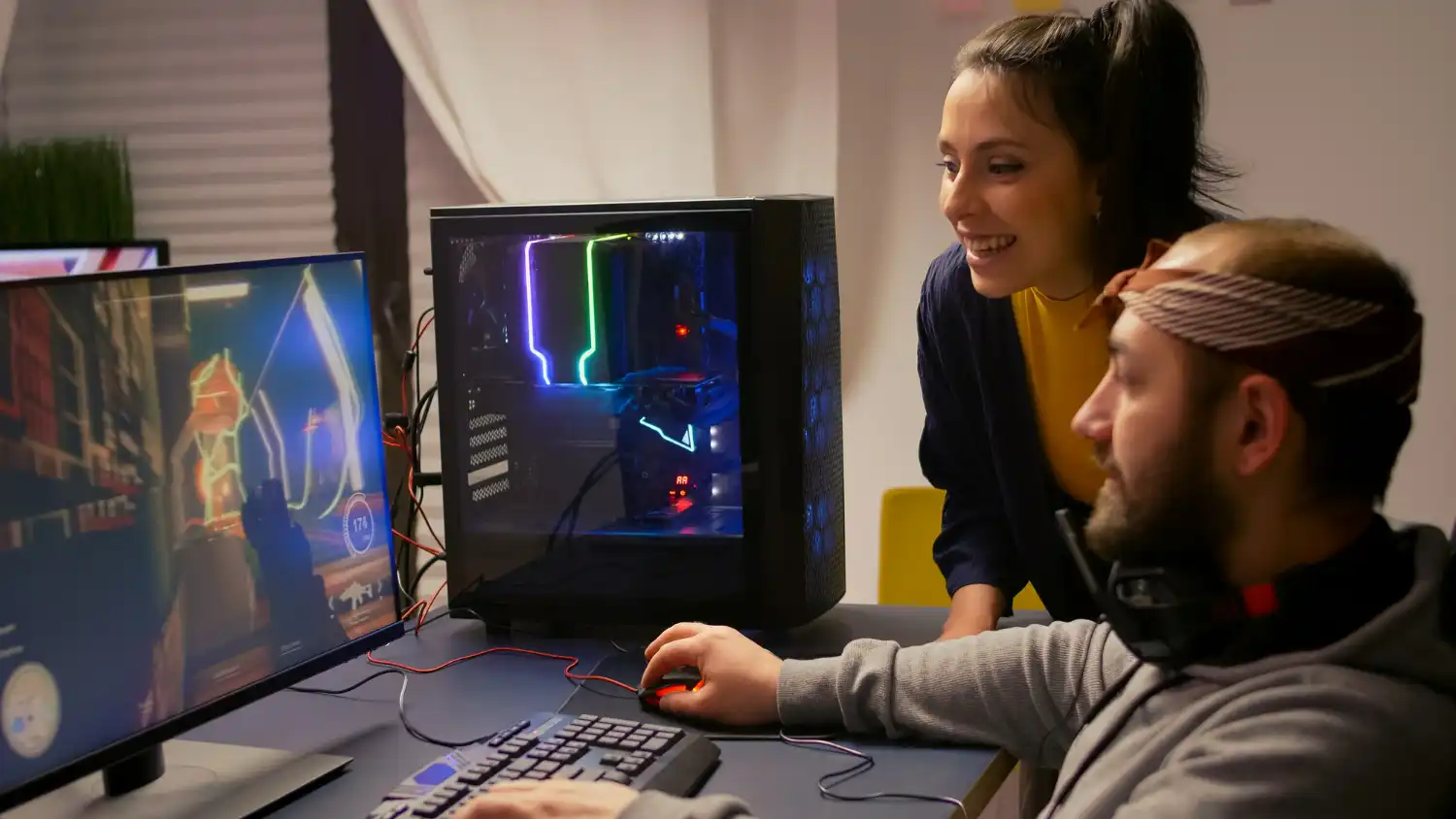 Chicos viendo que videojuegos enteros se fusionan