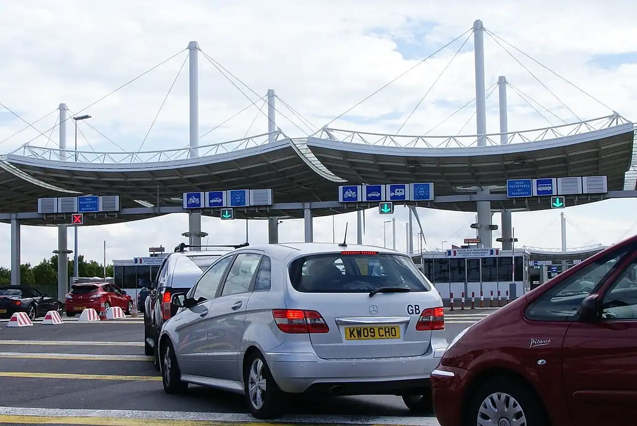 Coches a punto de entrar en el Eurotunnel
