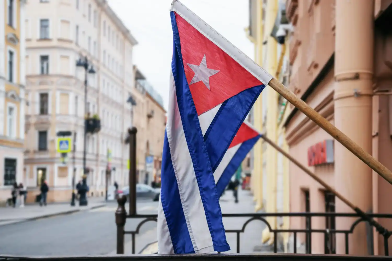 Dos banderas de Cuba en un balcon