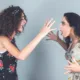 Dos mujeres se agreden