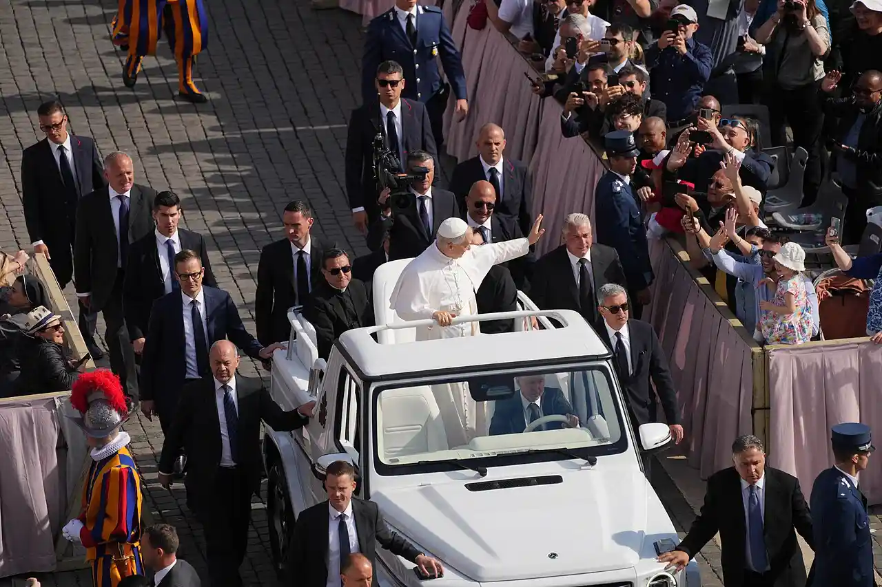 El papa saluda los fieles en su coche
