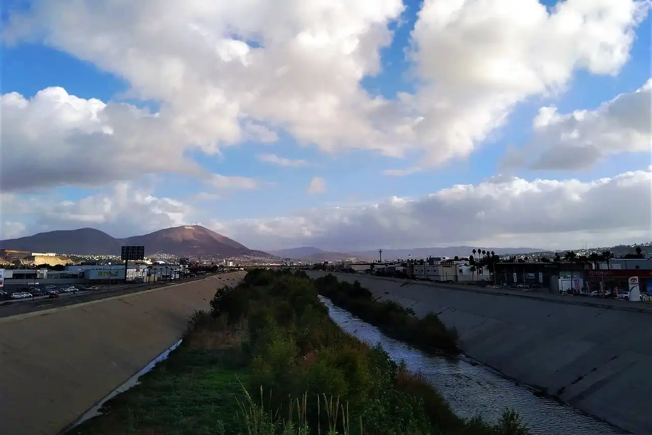 El río Tijuana lleva aguas residuales