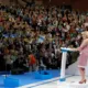 Esperanza Aguirre delante de votantes del PP