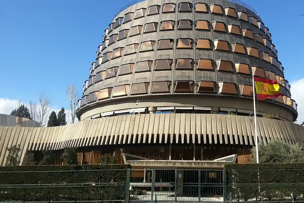 Fachada exterior del Constitucional