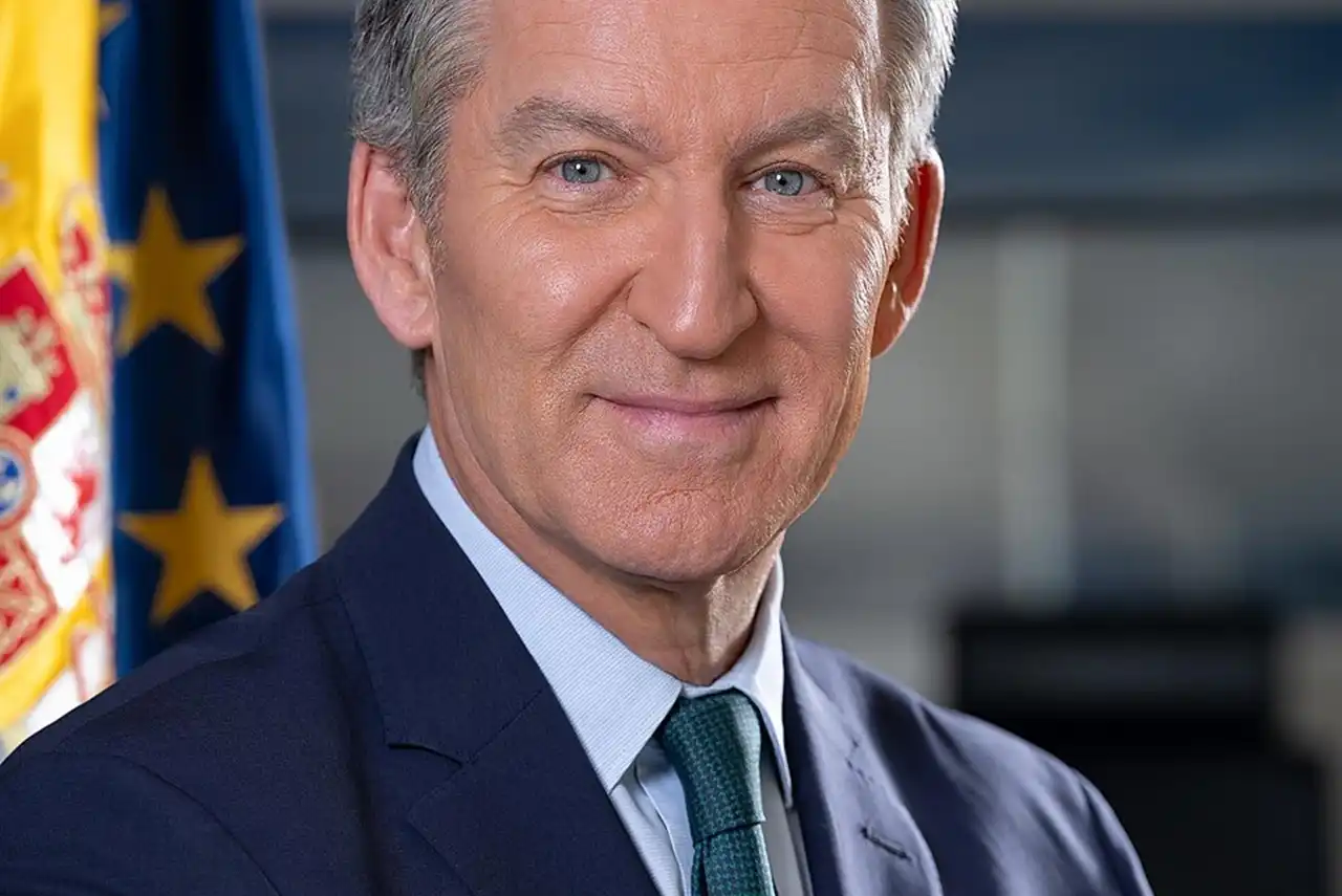 Feijo sonrie banderas UE y España