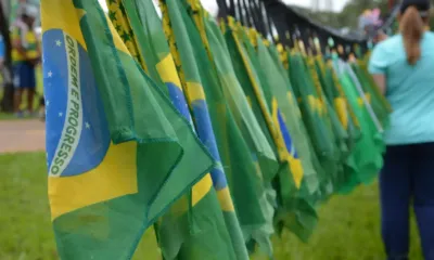 Flávio Bolsonaro supera a Lula