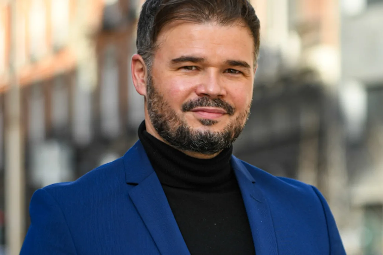 Gabriel Rufian en una calle de barcelona