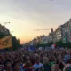 Gente protestando en Praga