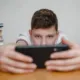 Grecia prohíbe redes sociales a menores