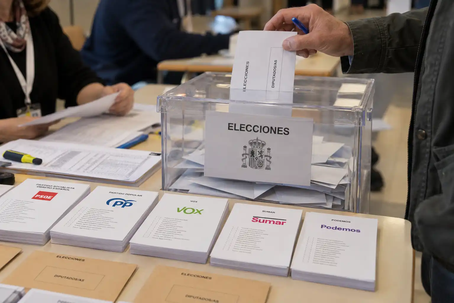 Hombre votando durante las Elecciones 29N