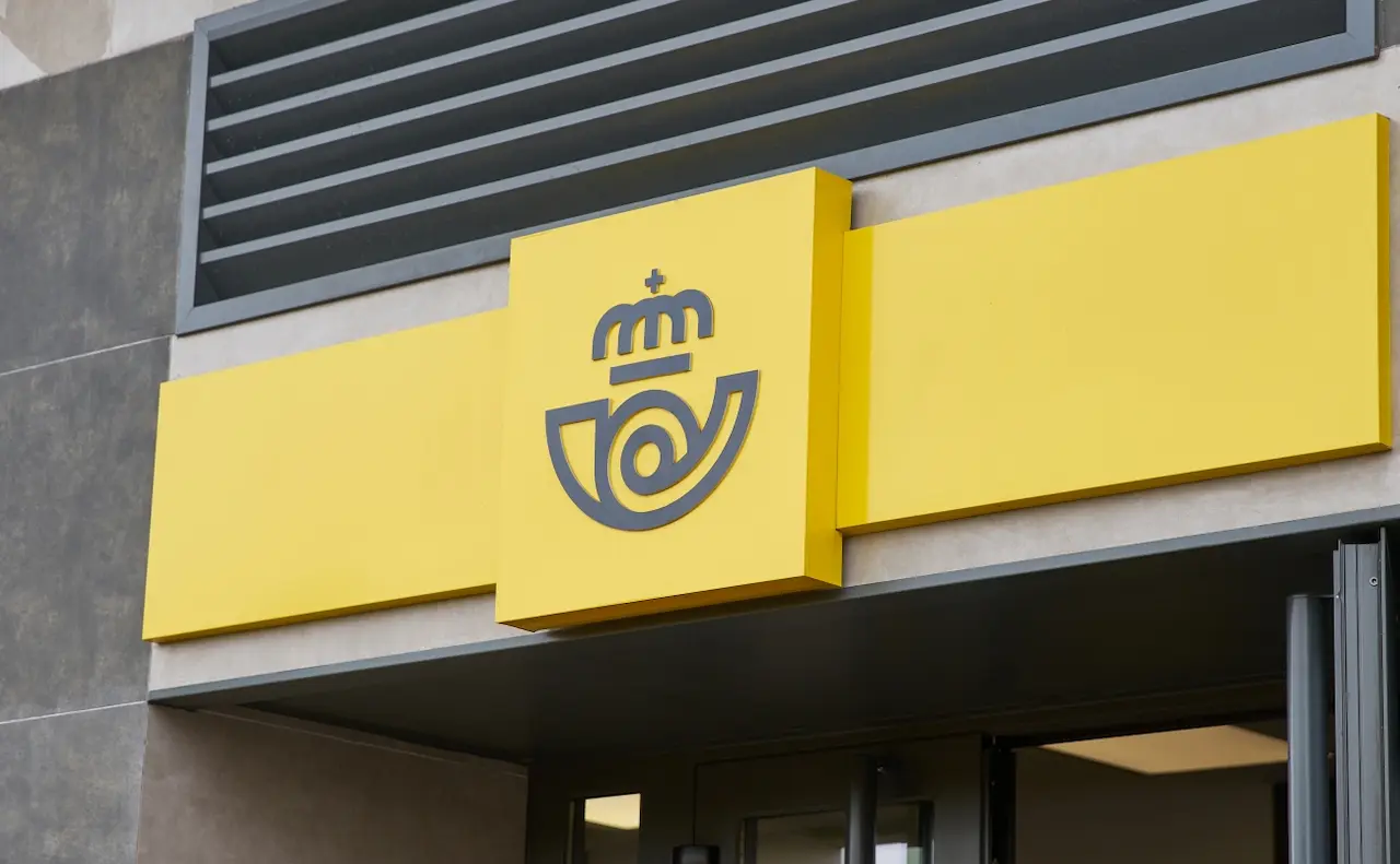 Insigna correos en una oficina