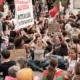 Jovenes protestando en grupos en una plaza