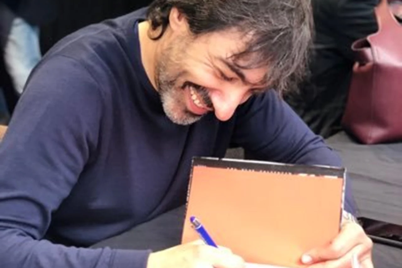 Juan del Val firmando un libro