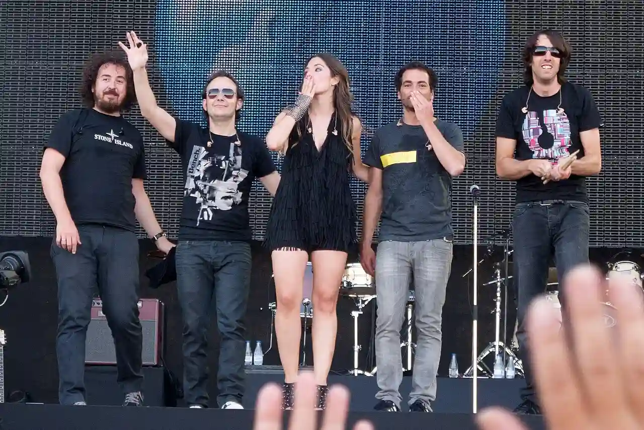 La Oreja de Van Gogh saludando la gente