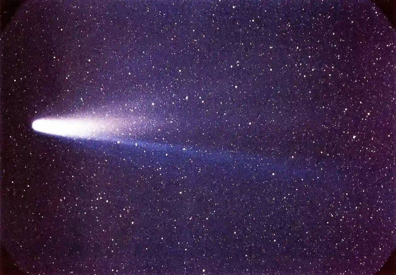La cometa Halley con su estela