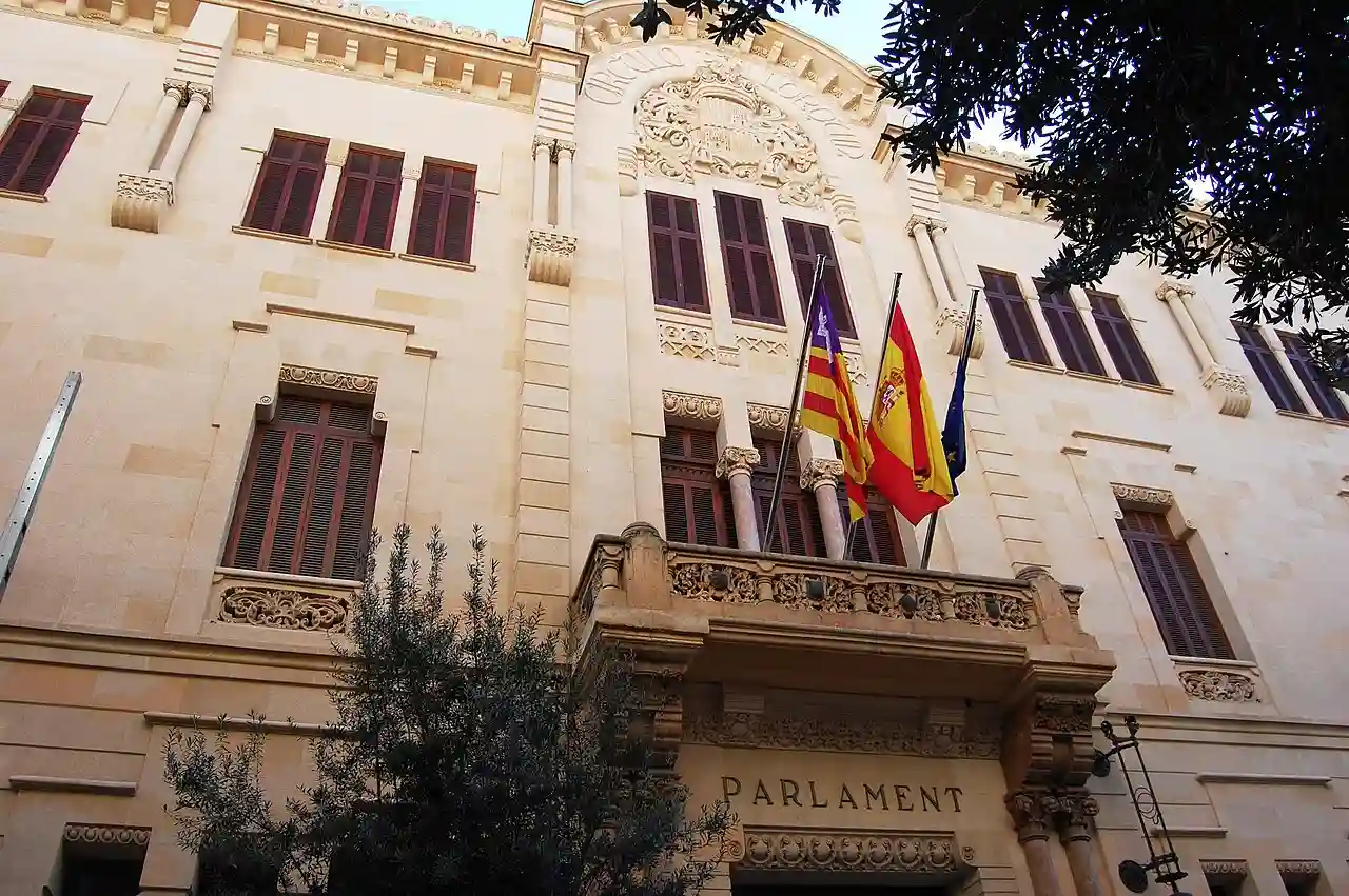 La fachada del parlamento de Baleares
