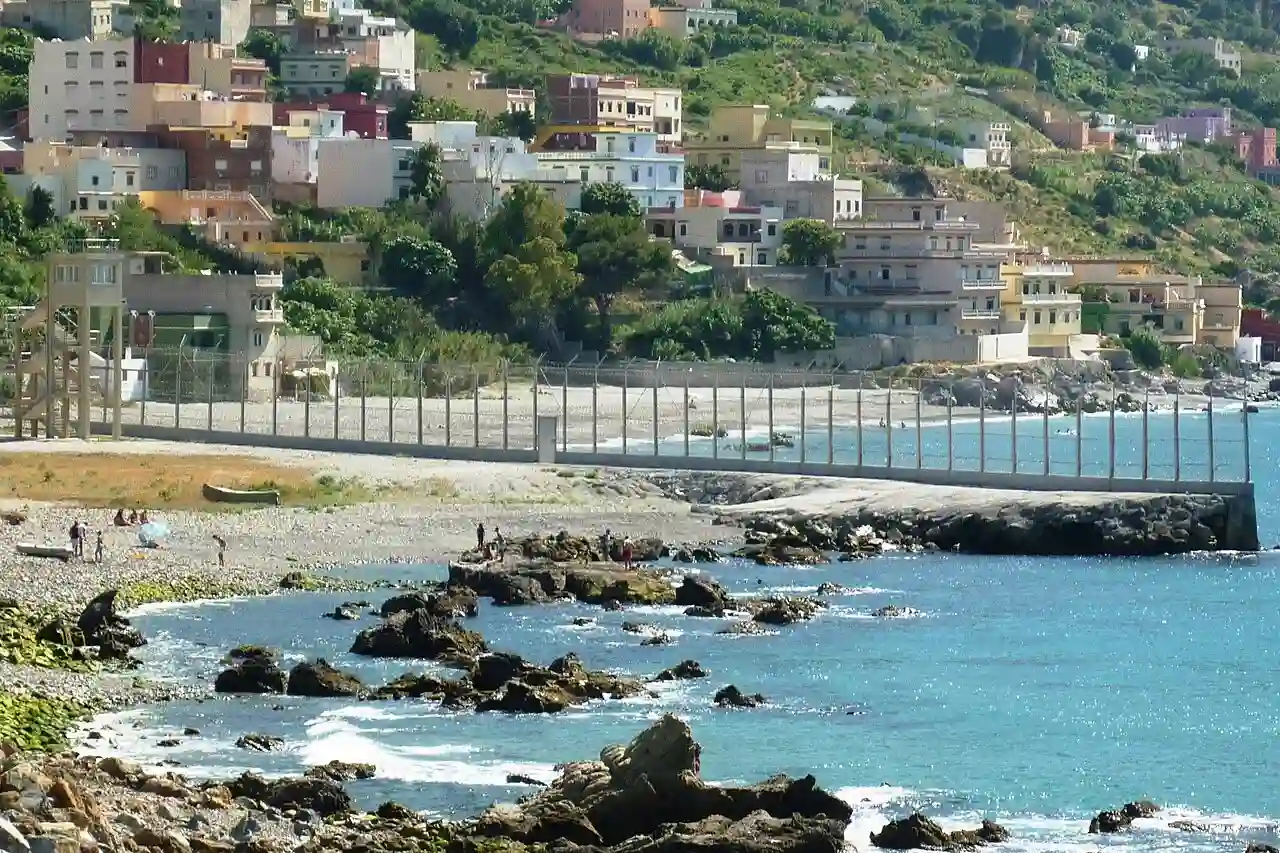 La valla de la playa de Ceuta