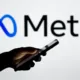 Logo de Meta con mano y movil
