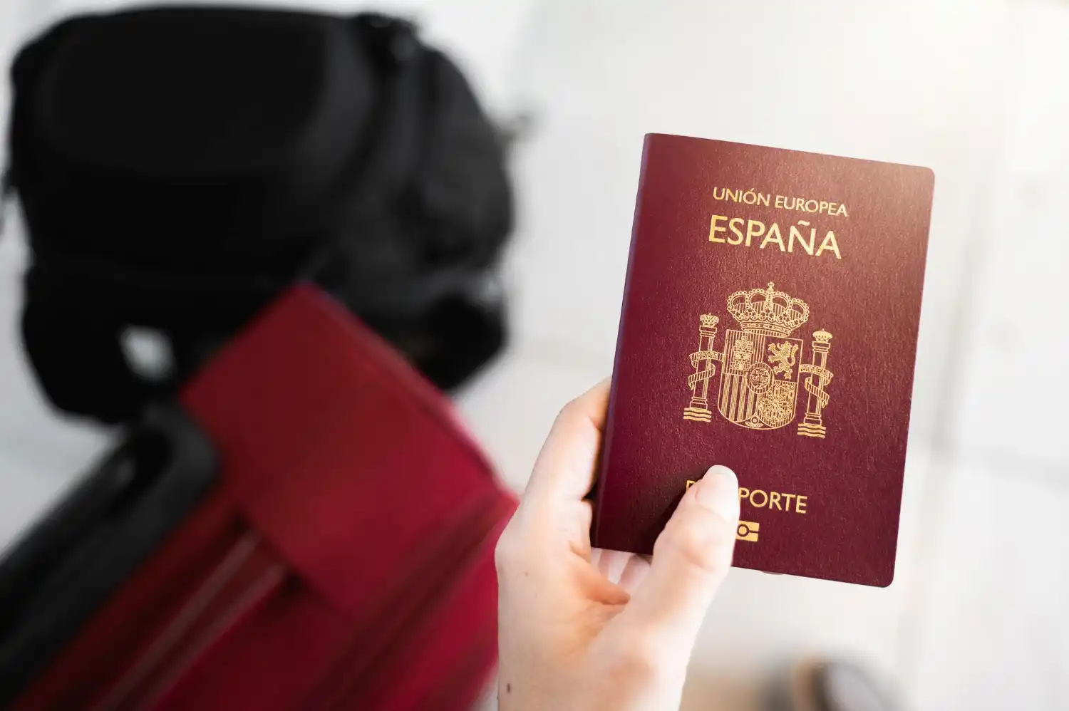 Mano de mujer sujetando pasaporte español