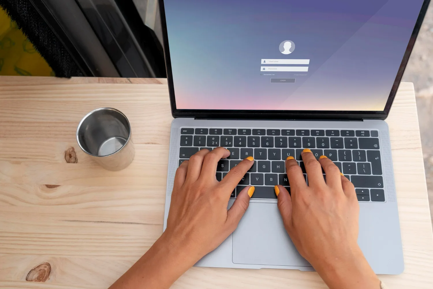 Manos mujer digitando Contraseñas