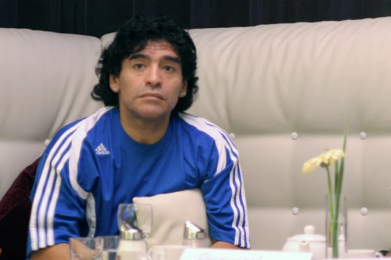 Maradona sentado en un sofa