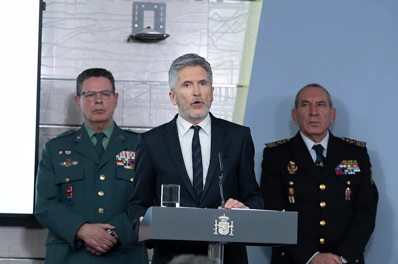 Marlaska entre dos generales