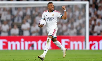 Mbappe con el balon en la mano
