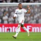 Mbappe con el balon en la mano
